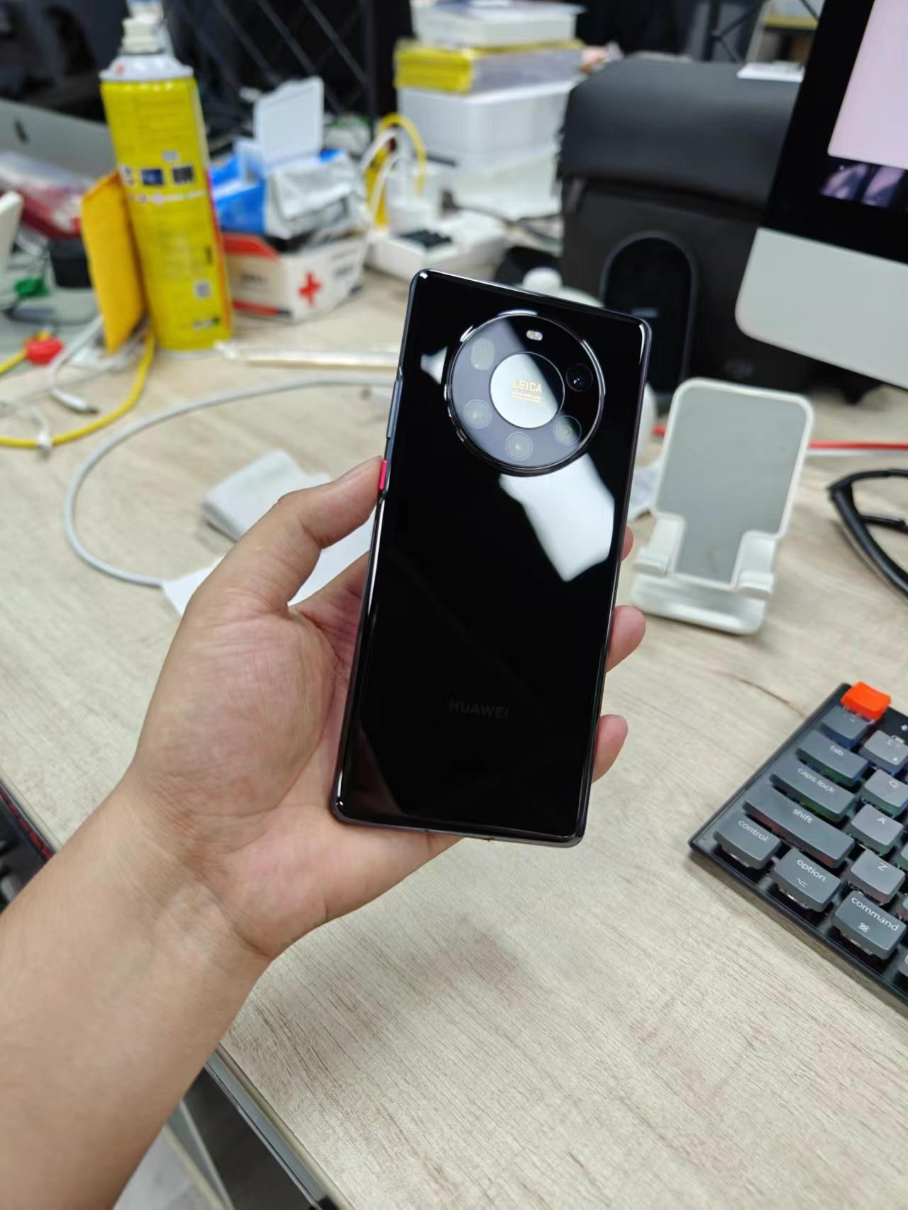 即便是几年过去了，Mate40 Pro+这个质感和颜值还是不输一众旗舰机的。[吃