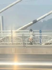 四川宜宾长江大桥，
一年轻女子留下衣服、手机、香烟后跳桥……
有人感慨，抽荷花用