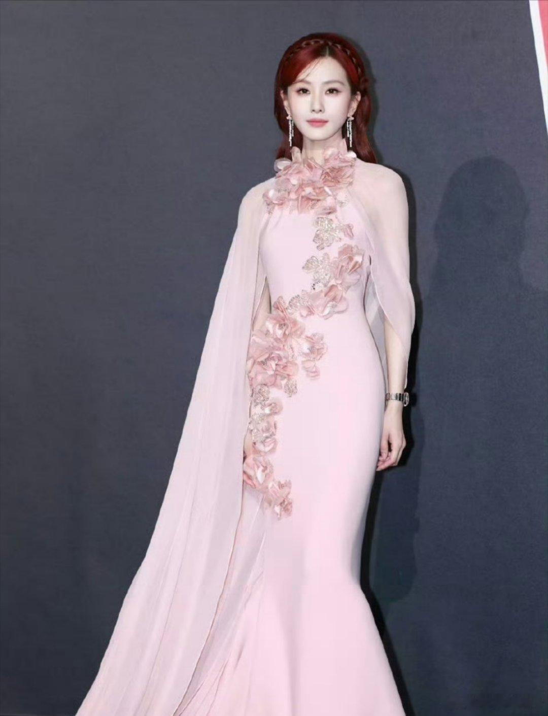 刘诗诗 红发郁金香 一姐换发色之后，感觉人都变活泼了些，今天两套礼服打安全牌，出