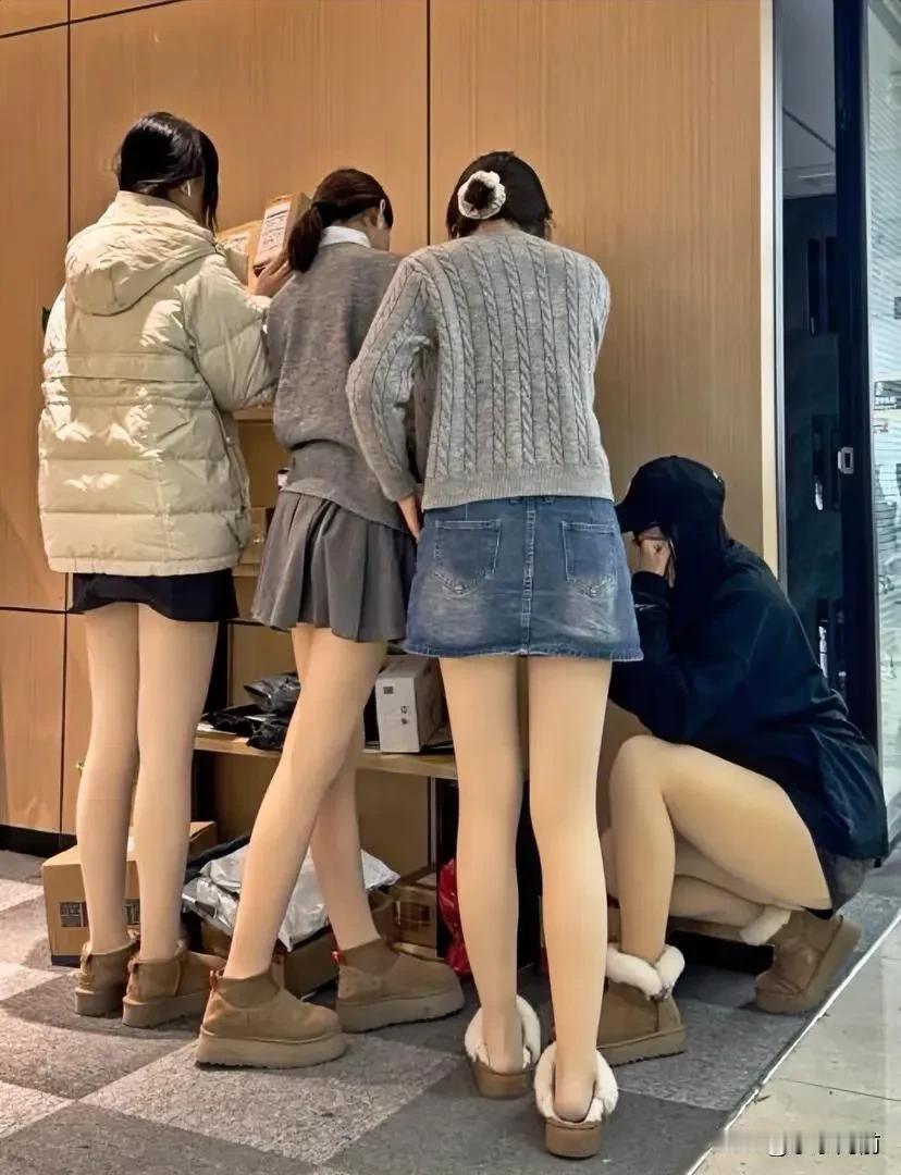 拿快递时候，排队人真多