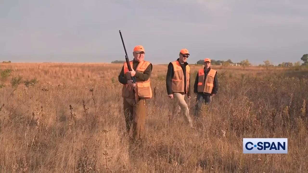 Tim Walz今天居然为了“打猎之旅”出动了，还带了一堆记者和摄像机，整个过程