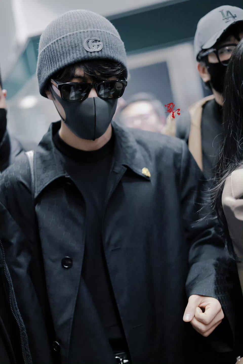 肖战米兰时装周  肖战是唯一一个能把机场变成秀场的明星，我真服了这身段了