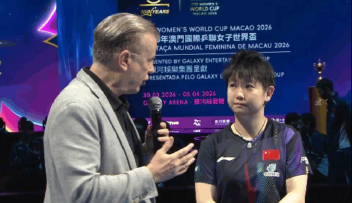 孙颖莎懂英语？赛后采访提前要话筒。
孙颖莎到底懂不懂英语，一直是一个谜。
有人说