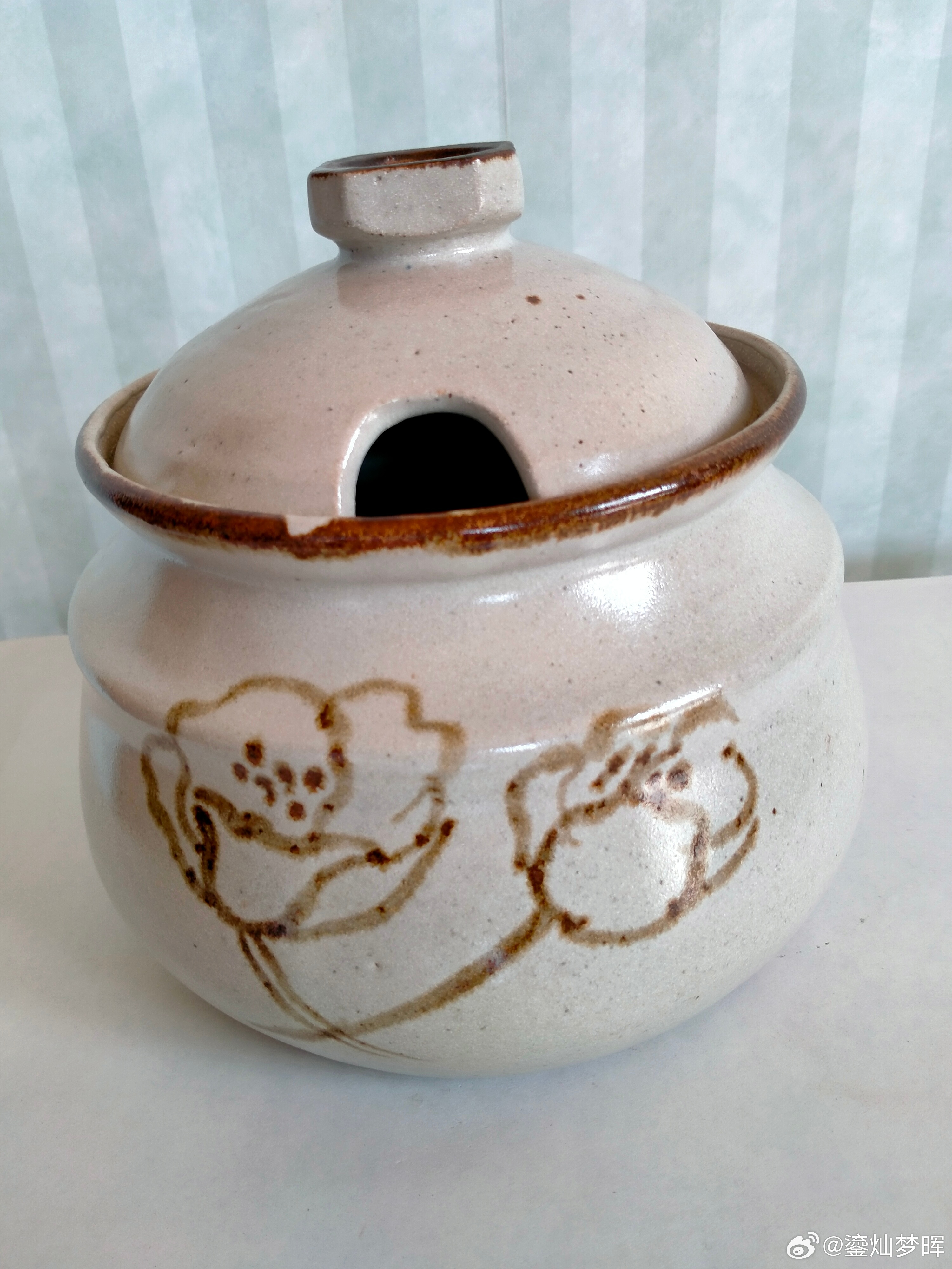 每周鉴赏收藏精品之北宋月白釉盏托        北宋官窑价值的认定，最大的问题是