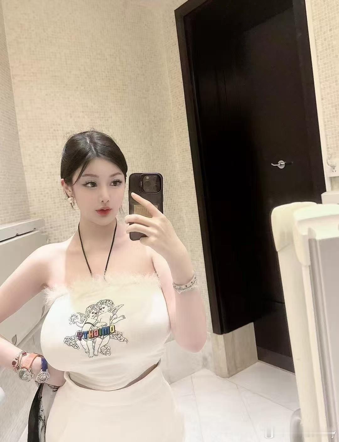 穿搭[超话] 连续高压的状态，有点神经衰弱🥱颜值街拍写真 ​​​