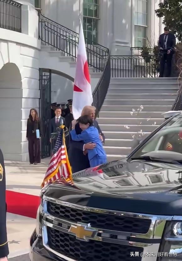 从外网传回的"日美外交互动"花絮可见诸多细节：下车时首度拥抱的郑重礼节；晚宴间亲