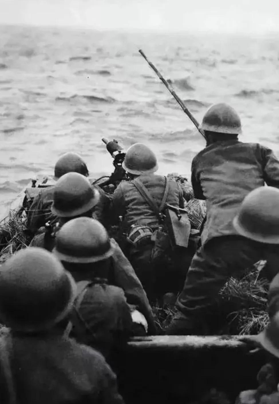1942年，一位渔夫载着16名日军渡江。突然，他毫无征兆的撤下船桨，朝着江面纵身