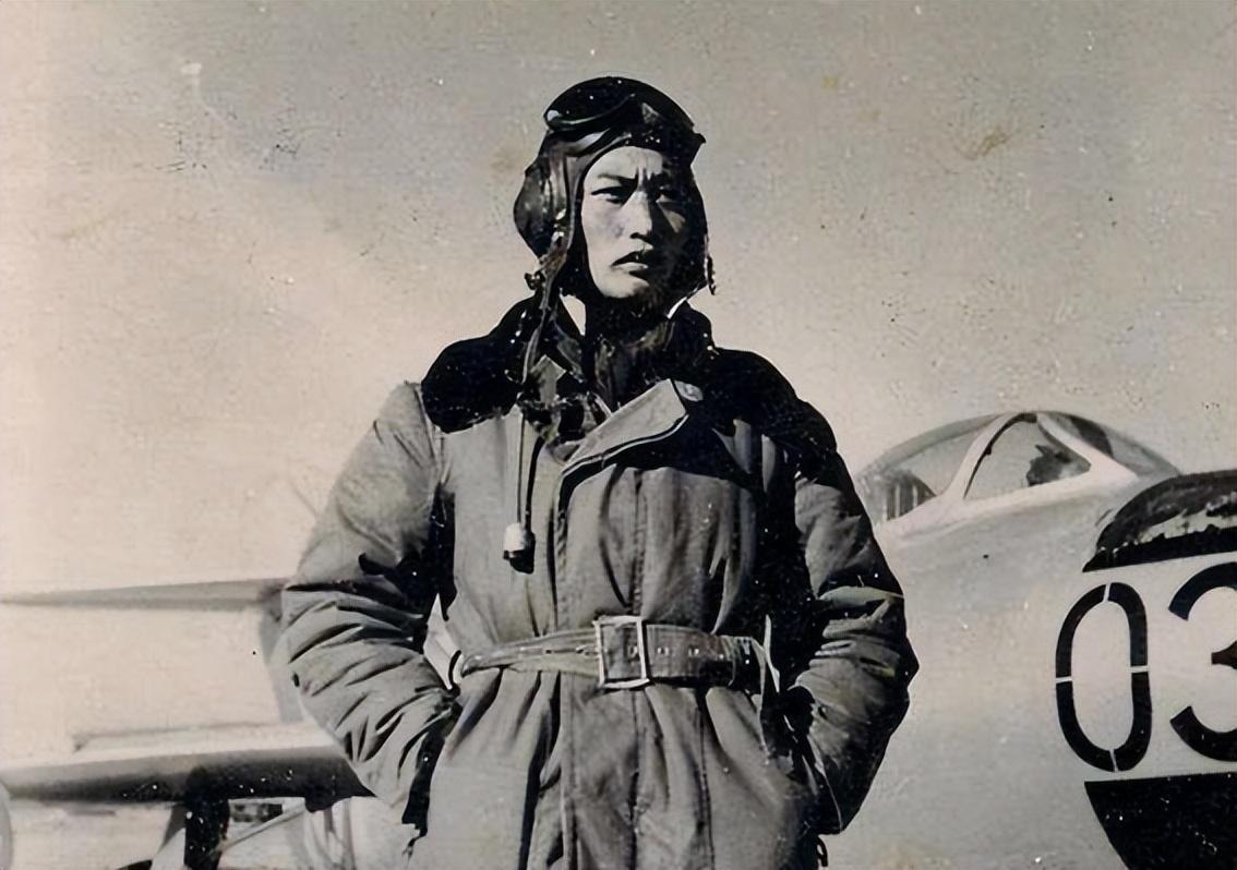 1945年秋，日本空军大队300多人被八路军俘虏，一个少佐大胆地指着伍修权腰间的