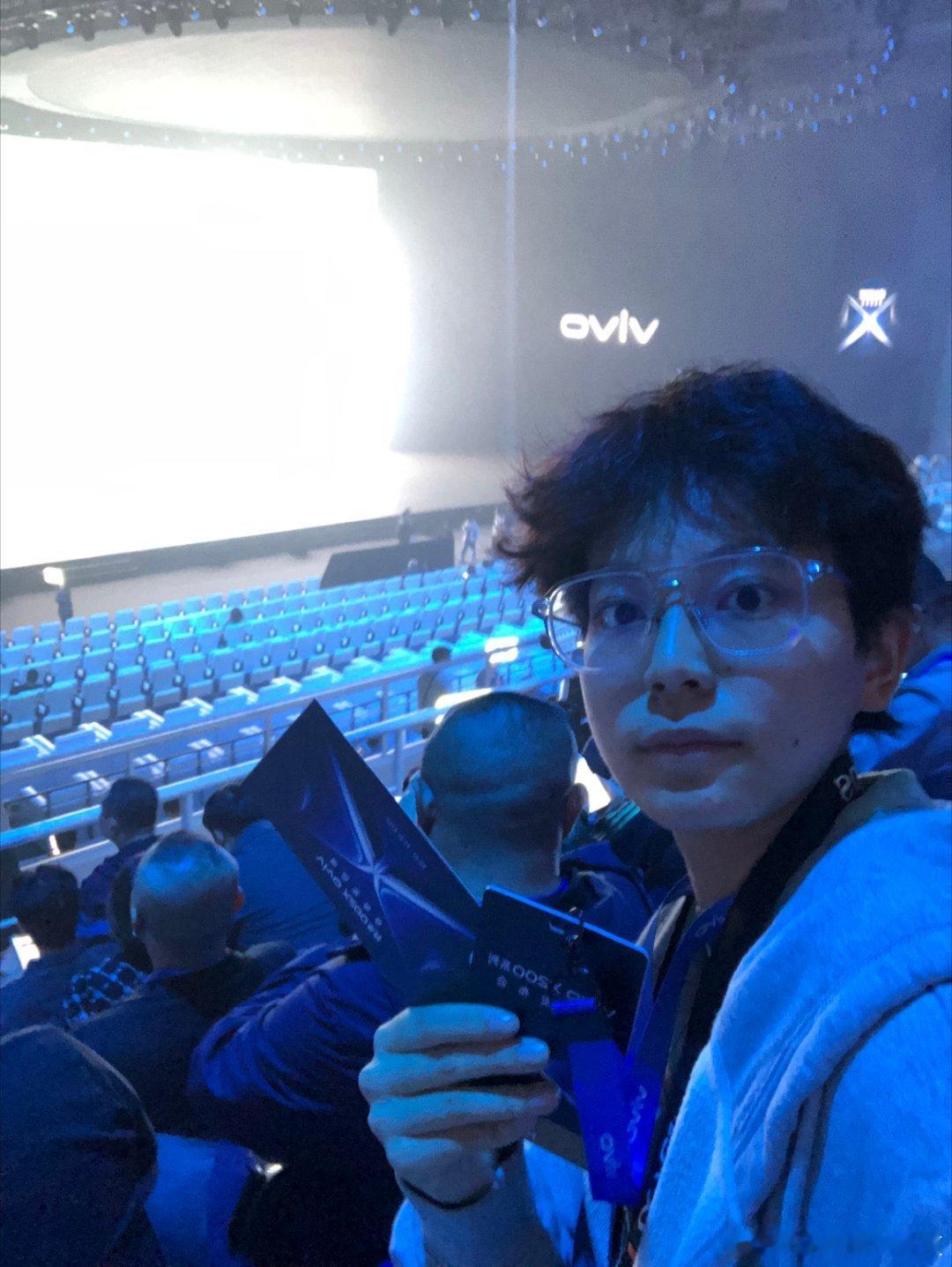 终于入场啦！今天的氛围感真是拉满了，这次提前体验了一下新机，虽然价格还没出来，但