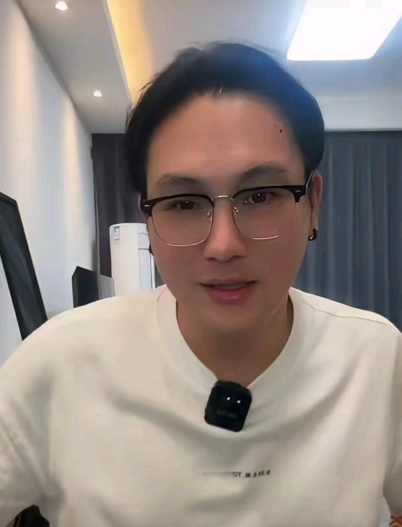 汪小菲带娃跑两岸，没人说他不硬气。
台湾博主一句“对事不对人”，反倒说出了实话。