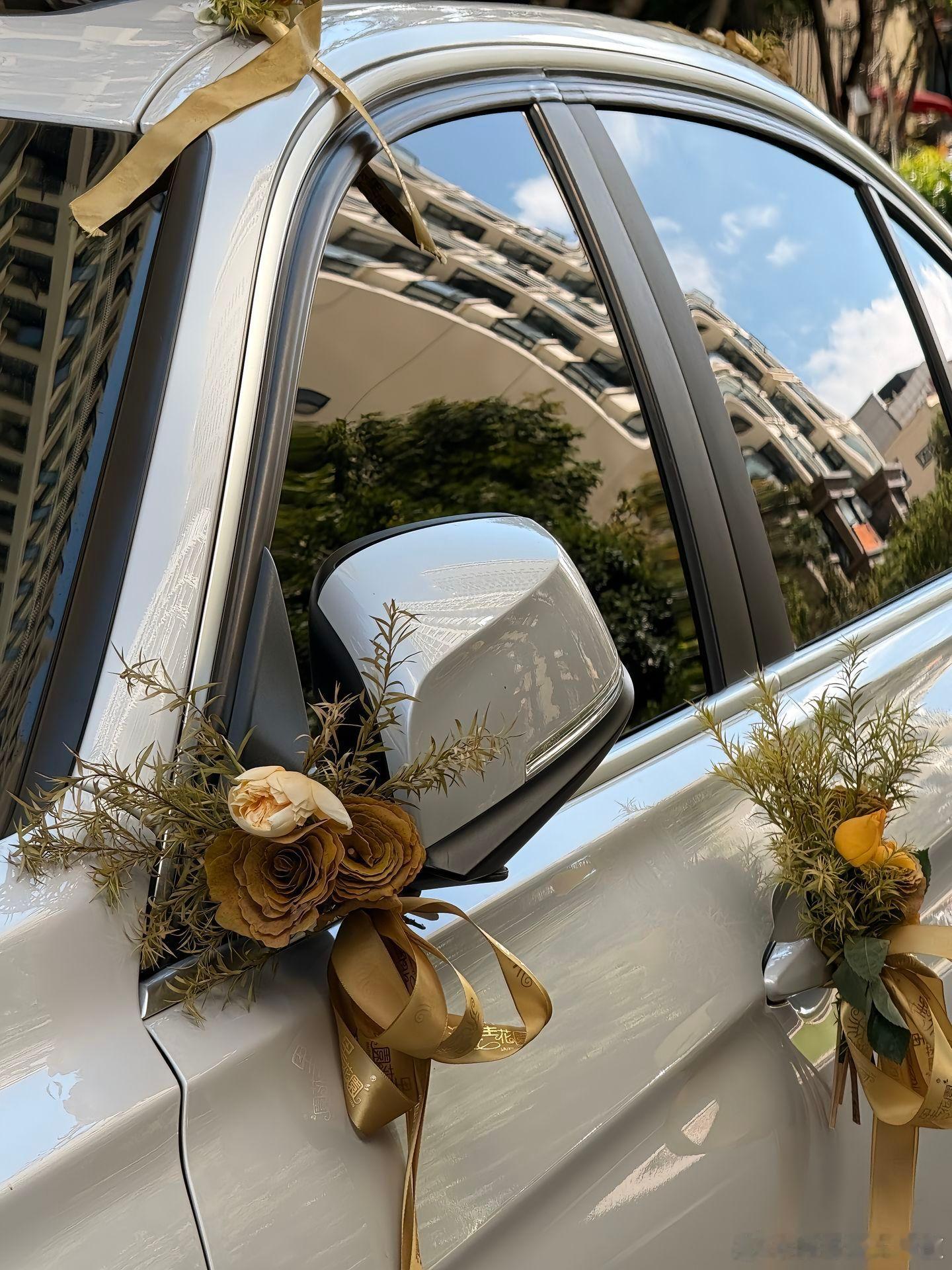 哇，这个季节的婚车真的好浪漫啊！有没有也做了银杏叶花朵的朋友，评论晒给我看看~ 