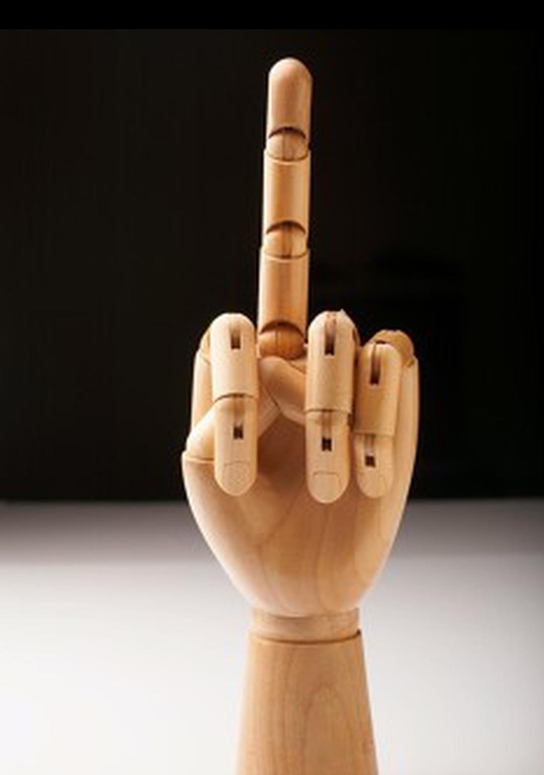 云南这女子违停还竖中指挑衅，这做派简直绝了，说跟特朗普学唯我独尊一点不为过。违停