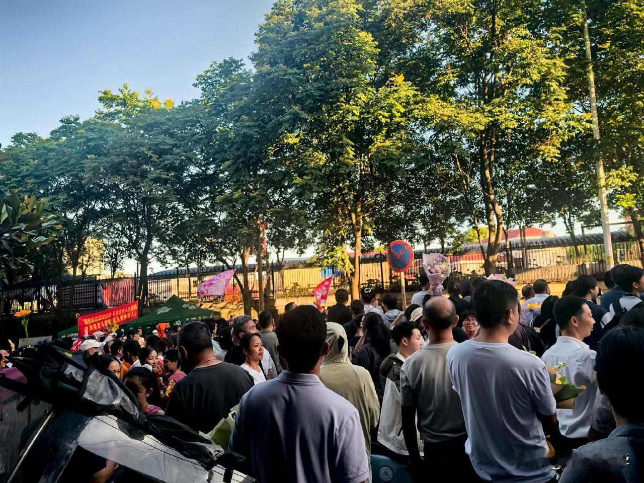 高考只是一张入场券，接下来的人生还有更长的路要走，愿你永远保有这份坚韧，去奔赴属