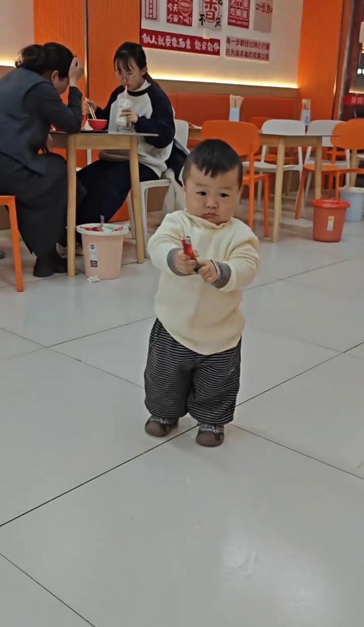 照片不只是画面，是时间的刻度尺。
小时候拍的那些照，现在翻出来，笑得比哭还难。