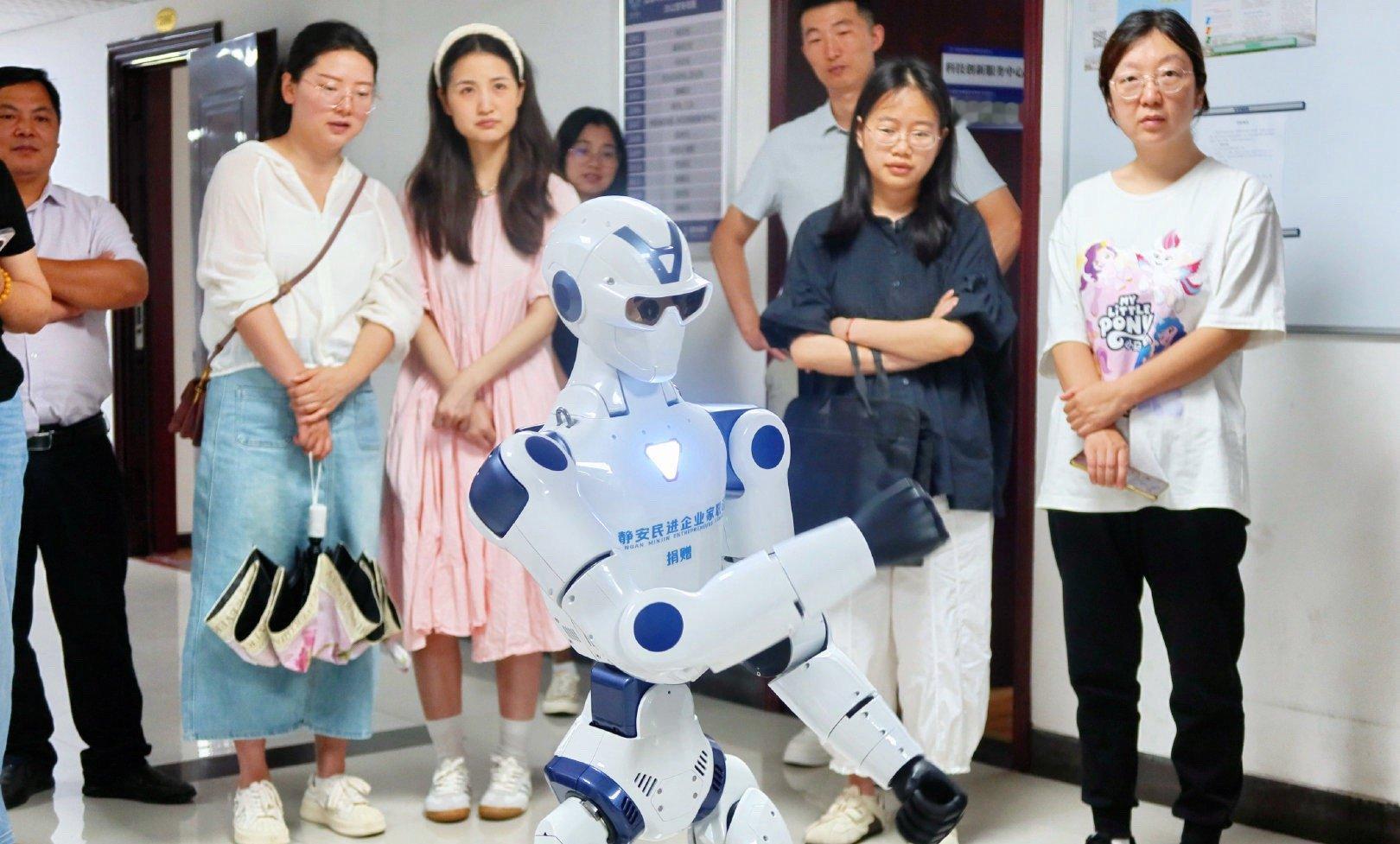 睿科 R1 全屋移动安防机器人 2026 年 8 月正式发布，面向家庭智能安防领