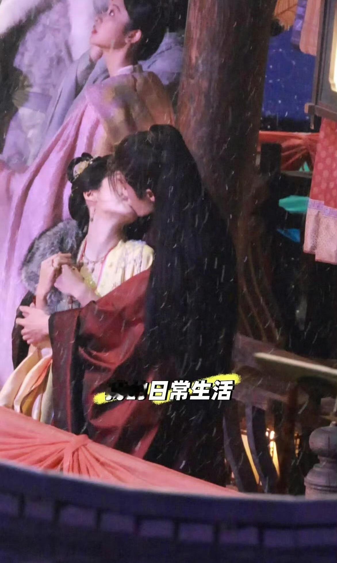 檀健次卢昱晓雪中吻戏路透 