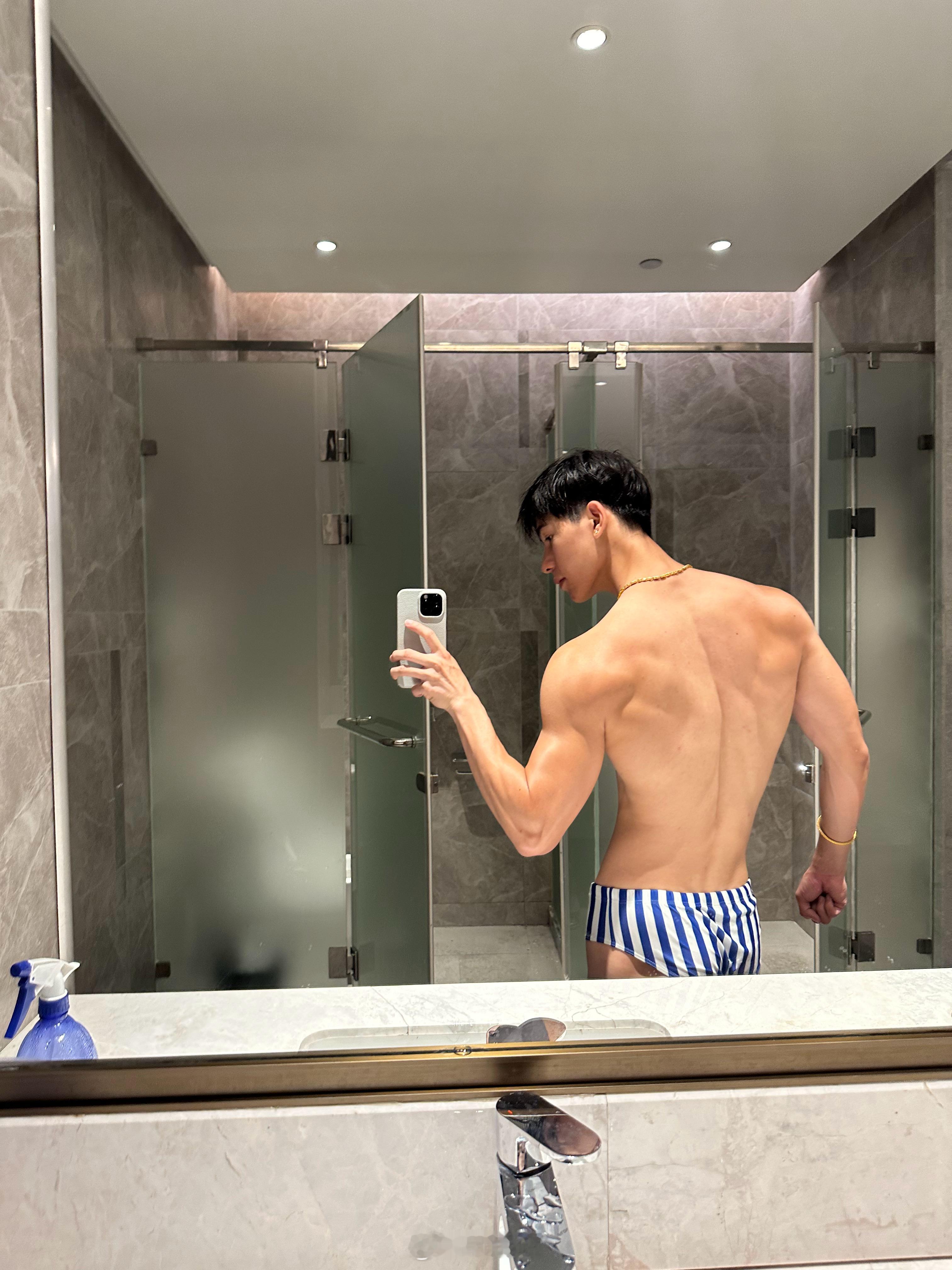 今天任务是给老婆们报备😏  我今天按时训练了 ​​​