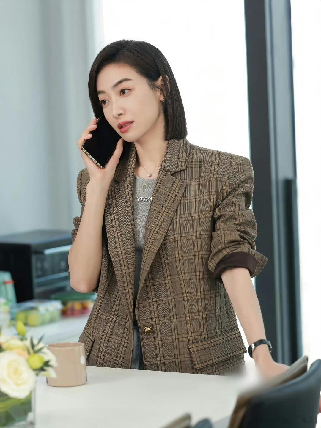 不知道的以为宋茜又有职场剧上新了 误把宋茜当职场剧女主！时尚精英造型贴合度满分，