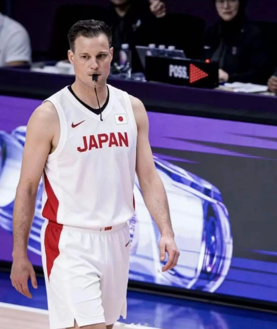 AI还是太好用了。中国男篮战胜日本男篮日本 主场哨