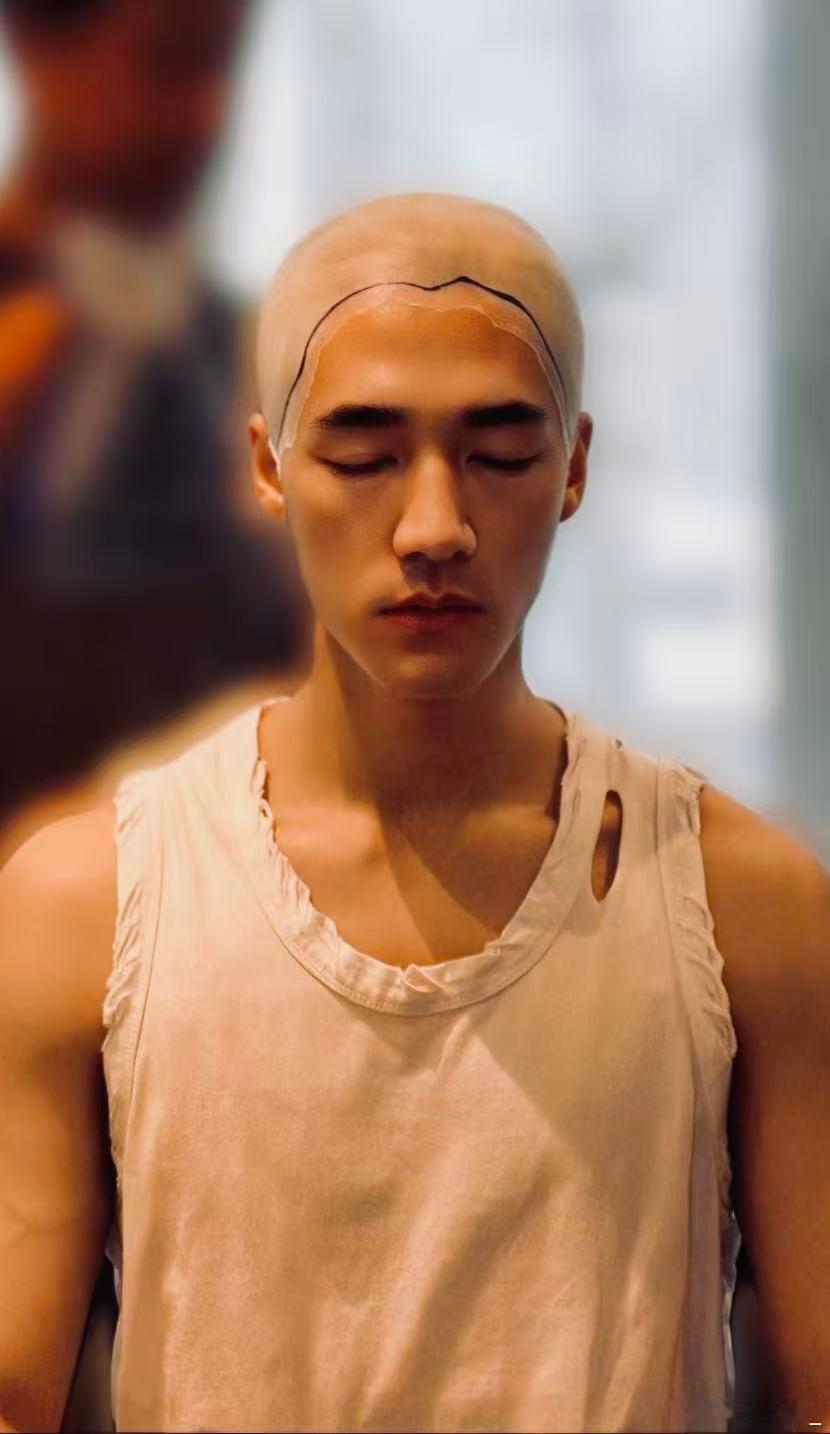 此沙光头 质疑高阳理解高阳光头造型太能打了！头骨线条超顺滑，五官立体又耐看，清冷