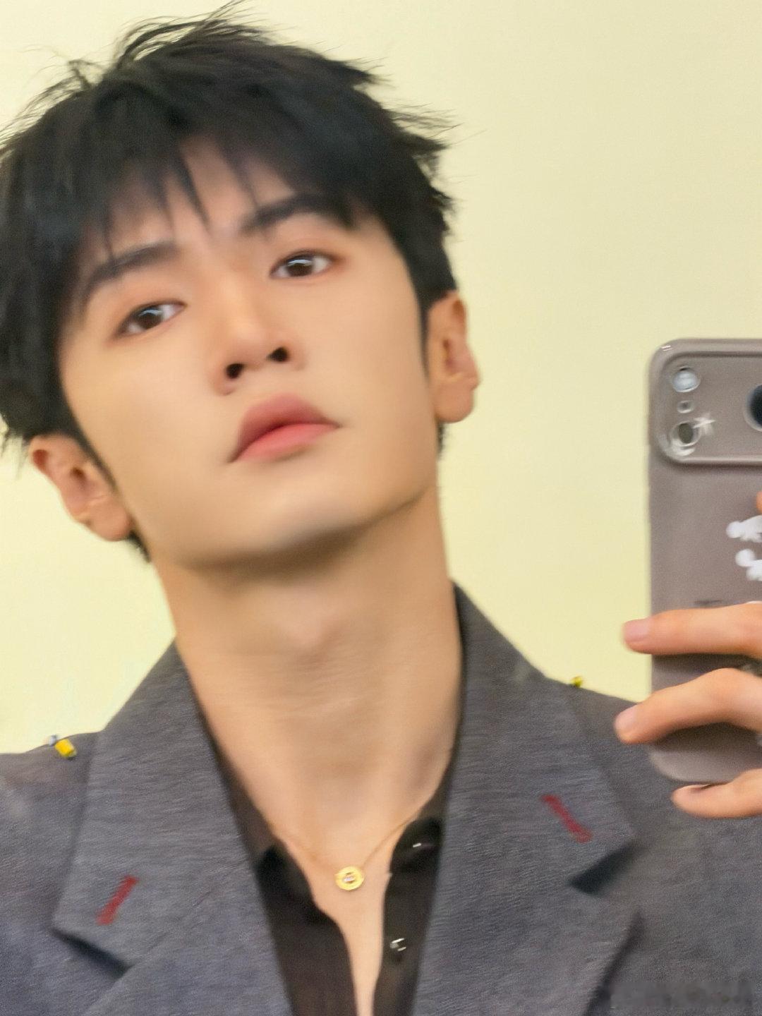 碎发遮眉，侧颜清俊，清冷里裹着几分漫不经心的松弛。哎呀，越来越嫩了，哲远哥！ ​