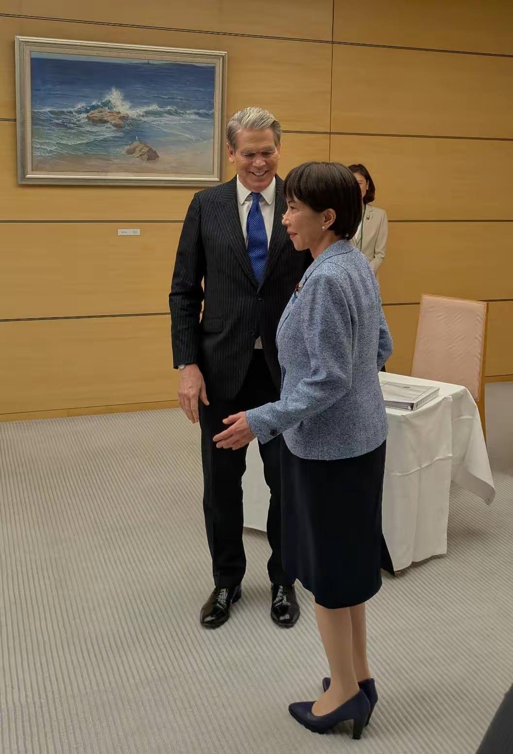 美国财长贝森特今天（5月13日）写道：“由于特朗普总统和高市早苗首相之间牢固的纽
