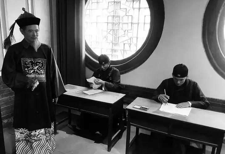 八股文这三个字，在今天几乎成了“负面词汇”的代名词。 一提起它，很多人脑子里浮现