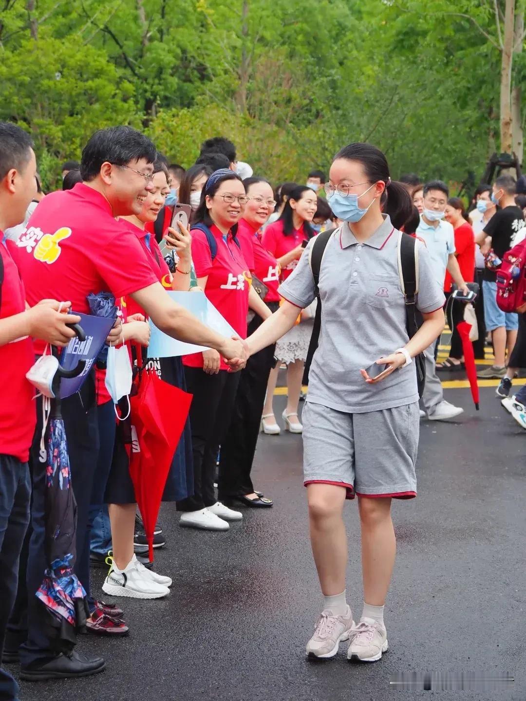 高考前夕全城暖心护航，少年逐梦路上满是温情
 
一年一度的高考大幕即将拉开，6月