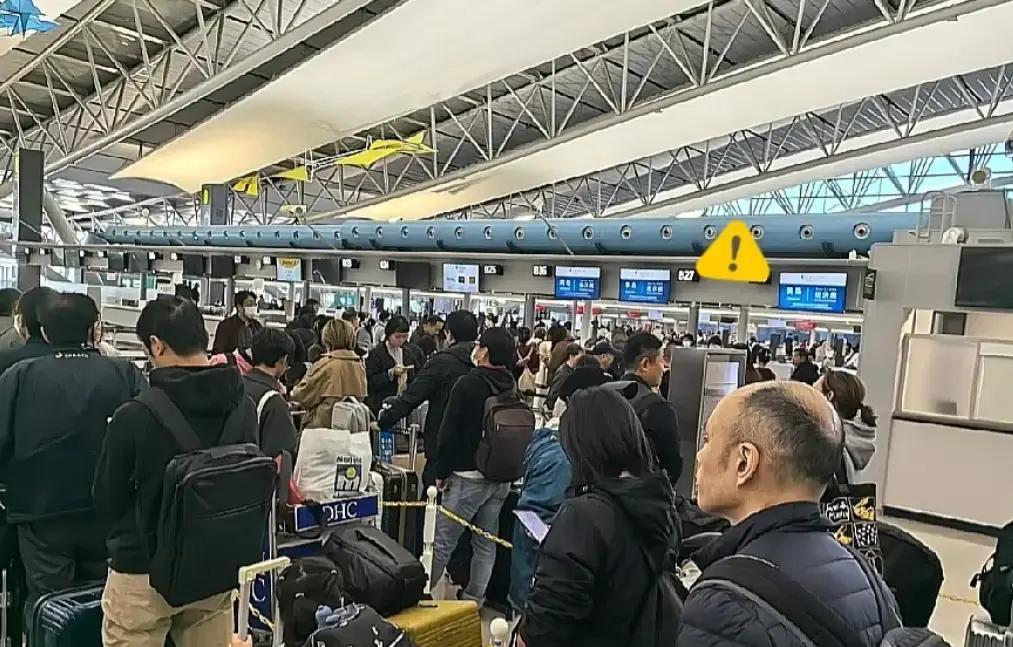 活该被滞留！中日航班十二条线停航，一些不听劝阻的旅日游客被滞留在小日子机场急的团
