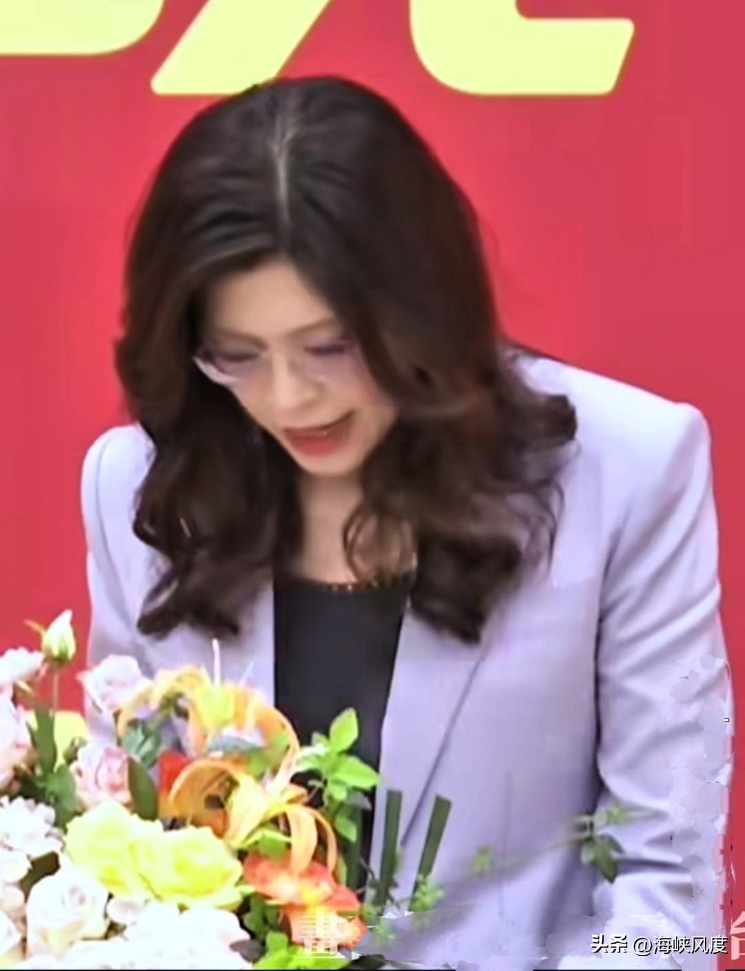 郑丽文晚宴、谒陵致辞时为什要读稿？这是印象当中郑丽文第一次照稿发表致辞。原因有三