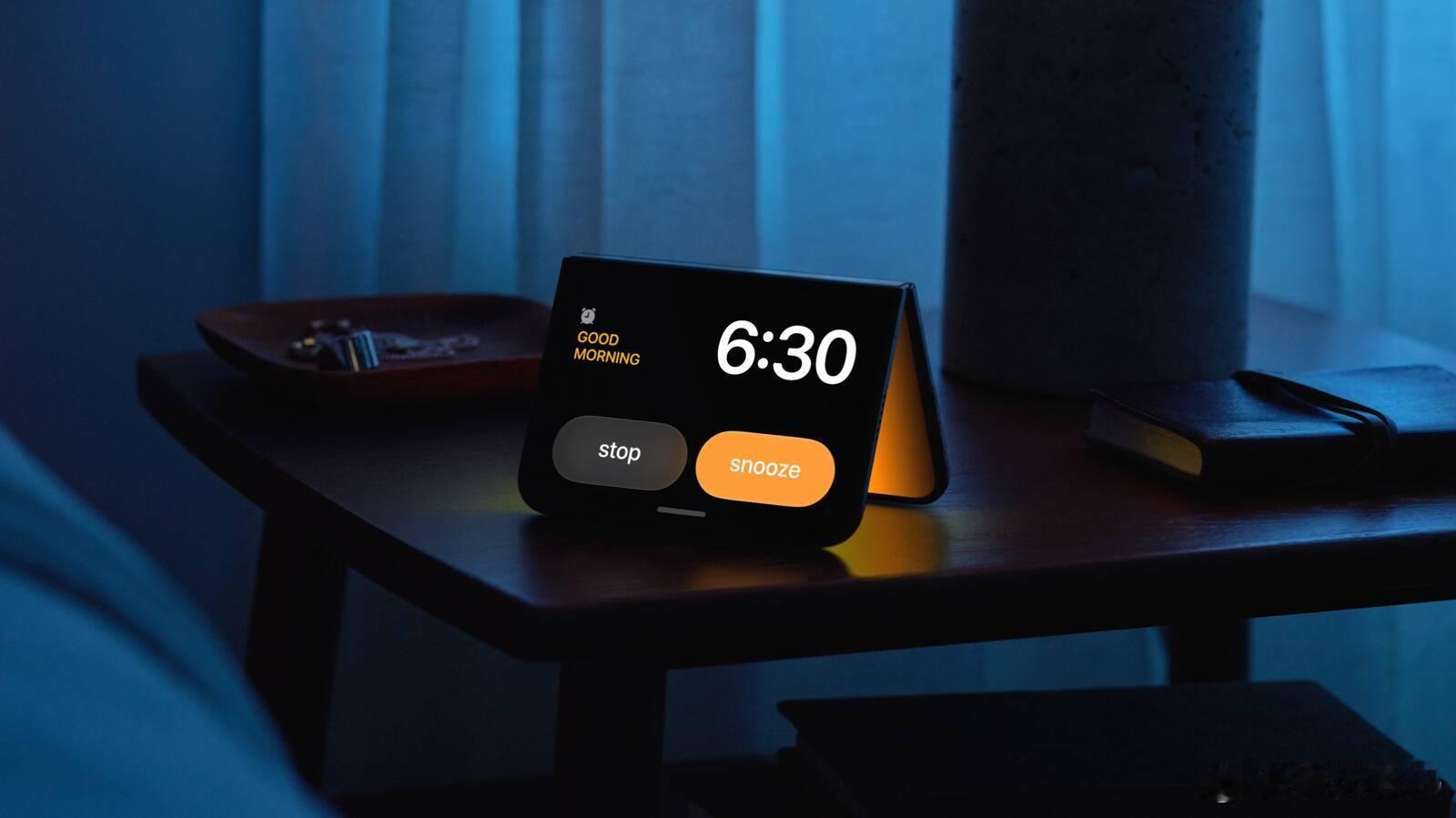 iPhone Duo能当床头时钟用，夜间会用柔和的渐亮光线把你叫醒。看起来没啥用