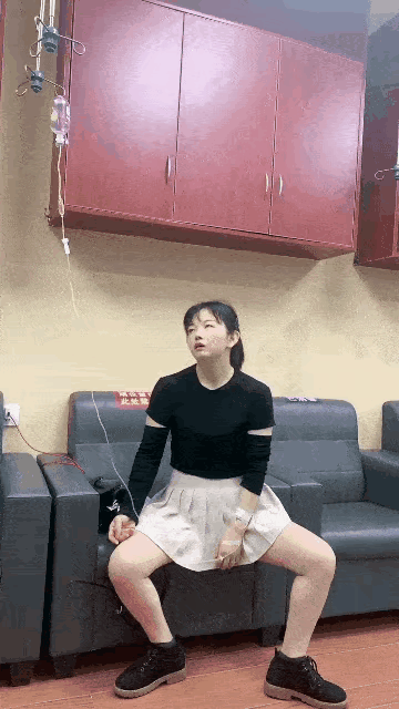 姑娘是自己采的蘑菇吃多了吗？
打着点滴，不耽误跳舞，还挺乐观的！心态好，处处是舞