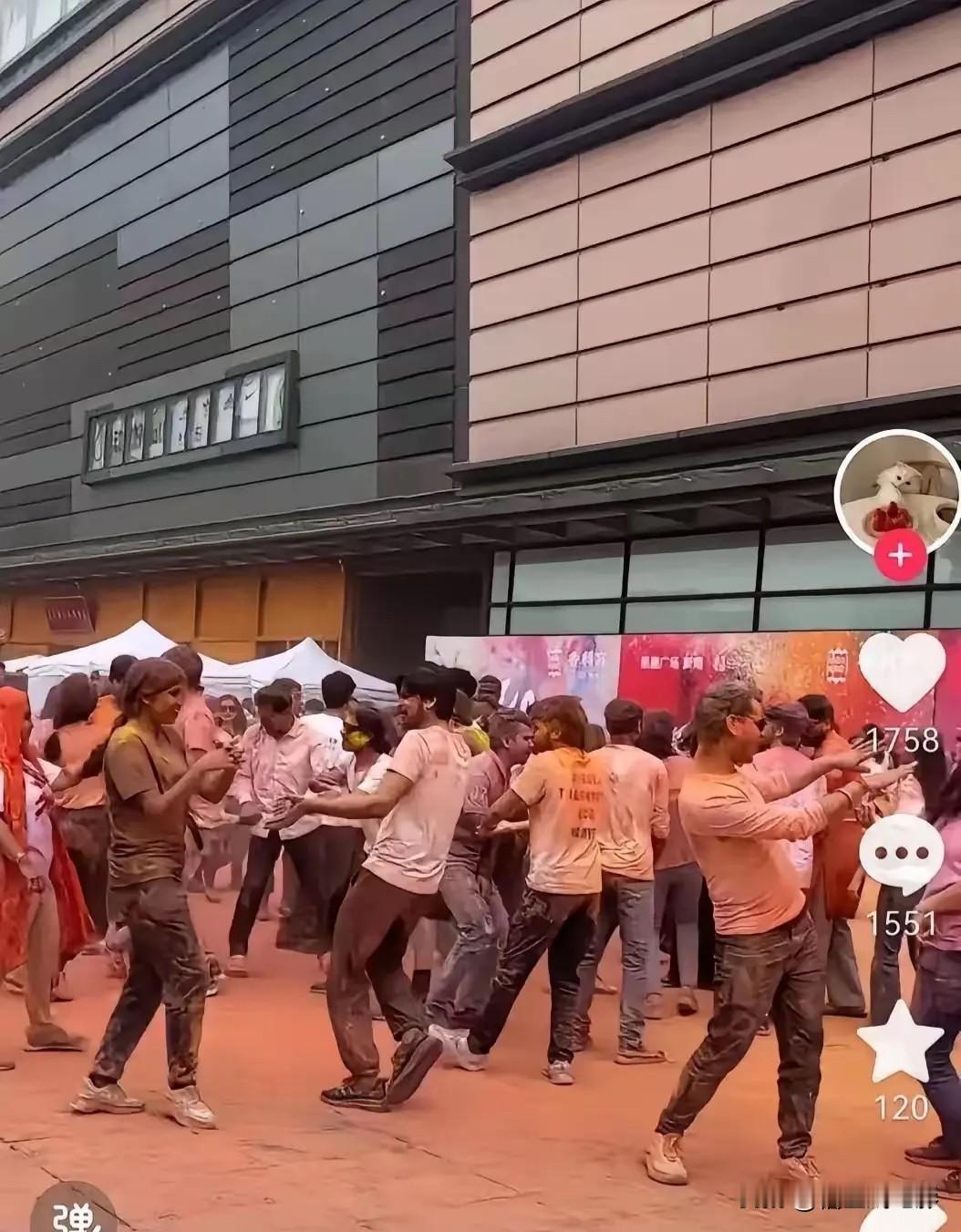印度人又整活了，成都街头印度人过起了洒红节，直接把马路变成了巨型调色盘。

热闹