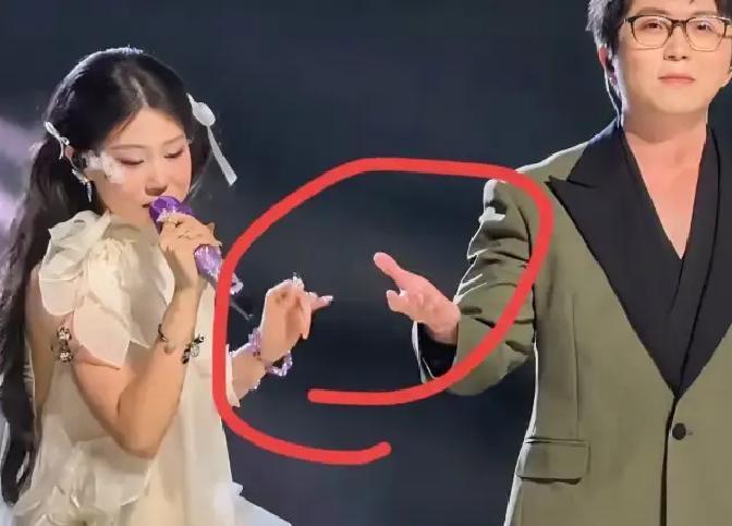 拒绝互动三次，毛不易被晾在台上
 
跨年那晚，镜头扫到沈佳润，她往左一步躲开毛不