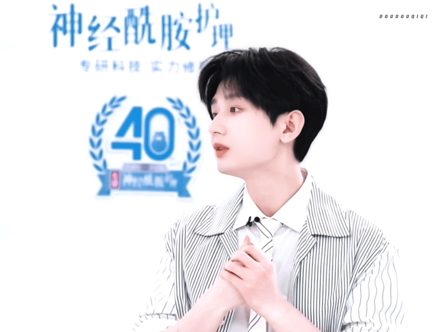 成毅珂润全球品牌代言人cy成毅成毅在雨夜之中稳定输出全开麦演唱，既有专业实力，又