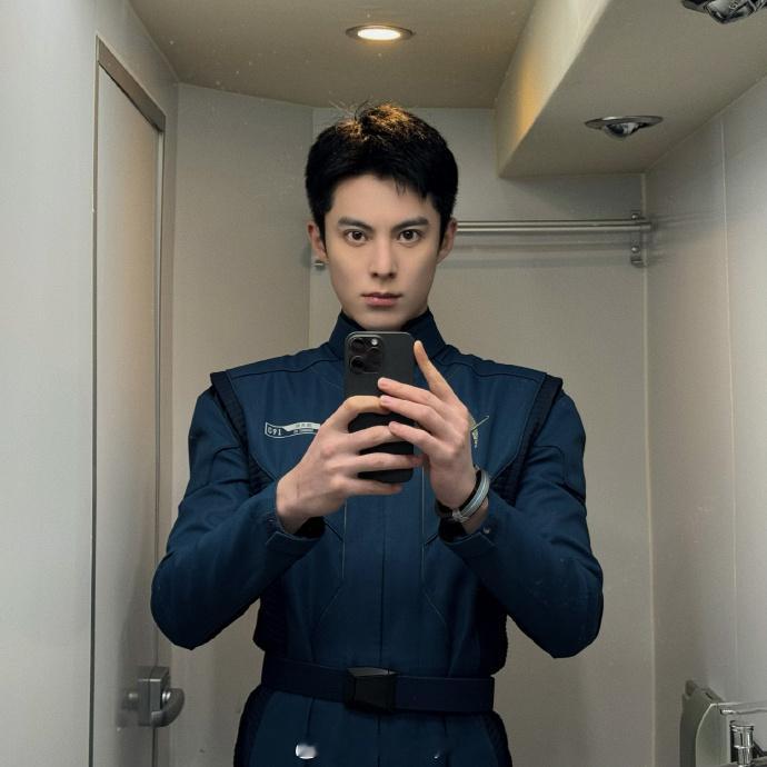 王鹤棣【开整一些花里胡哨的】系列之电影《星河入梦》宣传期造型更新，这三天已解锁9