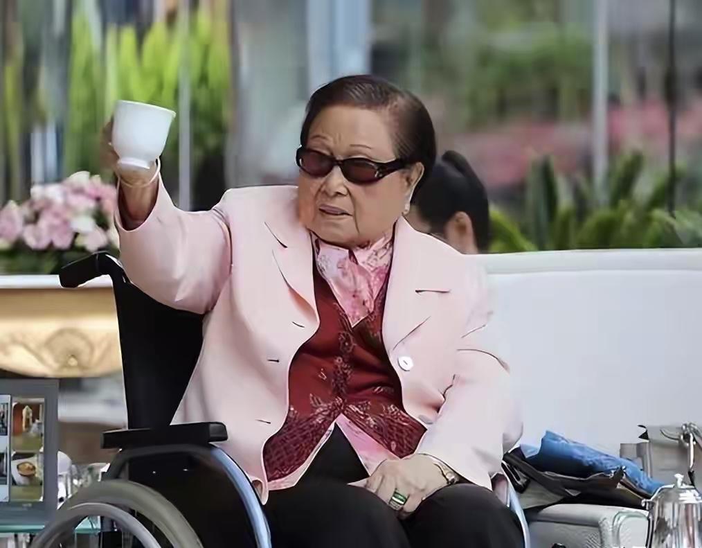 丈夫留给她600亿，3个女儿6个儿子都有钱，103岁的她为何却不快乐

咱先说说