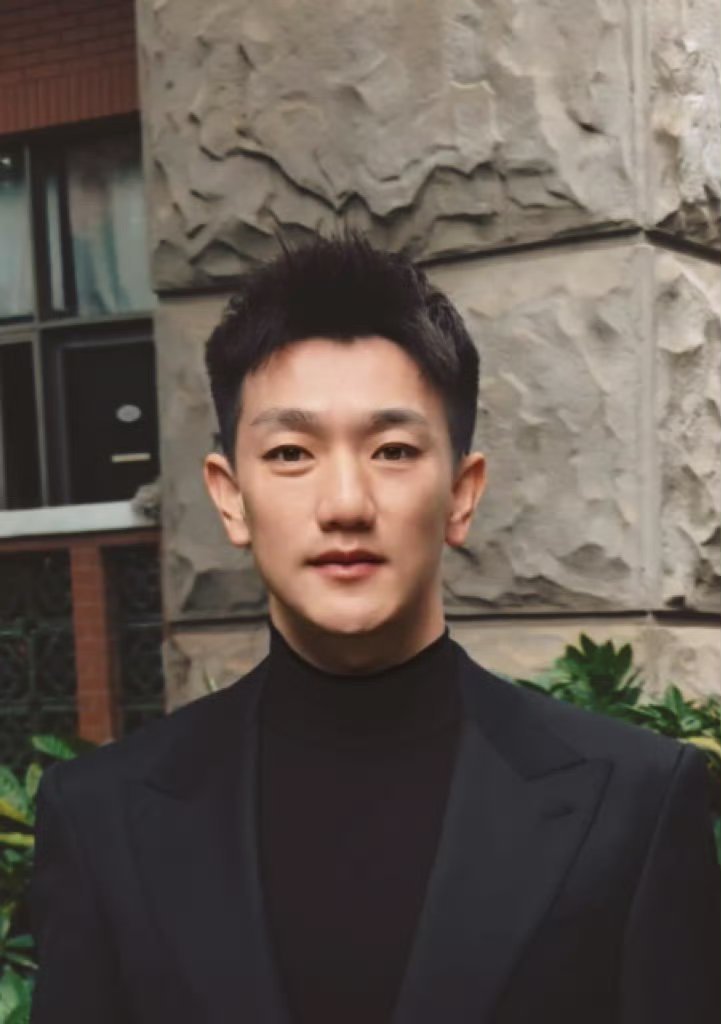 路人和张馨予老公合照 该说不说的 张馨予老公长的很帅欸，不愧是能和大明星谈恋爱的
