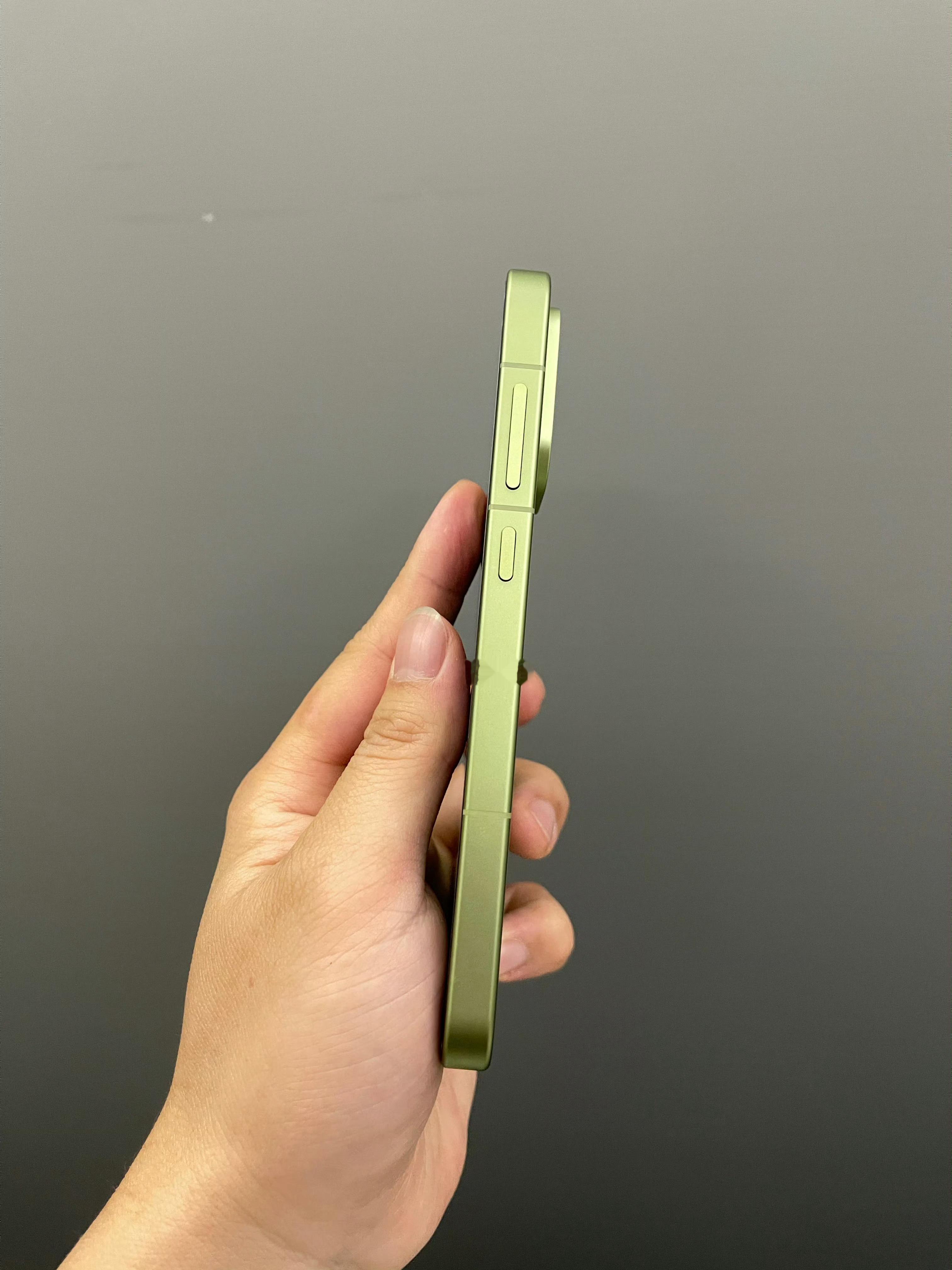 一加15T真机手感很细腻，摸起来非常有质感，各位喜欢吗