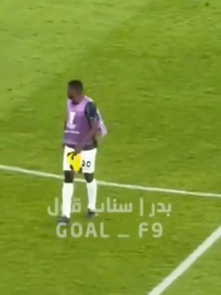 吉达联合后卫沙拉赫利冲进球场冲撞马宁，随后马宁出示红牌将其罚下。本场比赛吉达联合