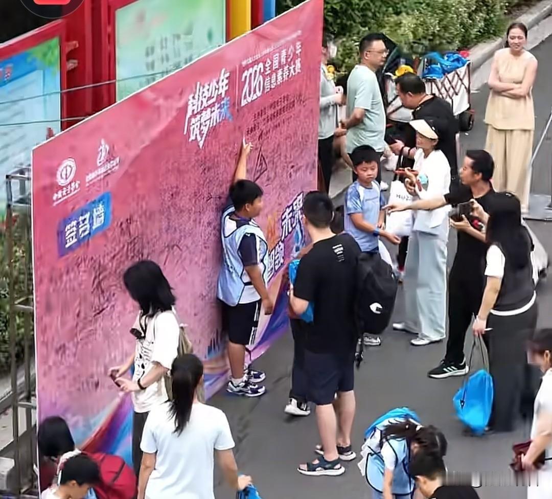 扬州市江都区最近直接变身少年编程高手聚集地！2026全国青少年信息素养大赛复赛火