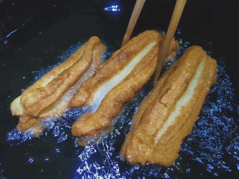 真正的善良就是回归最初的良心，就像山东济南那家深夜油条铺的老板娘李姐一样。在那个