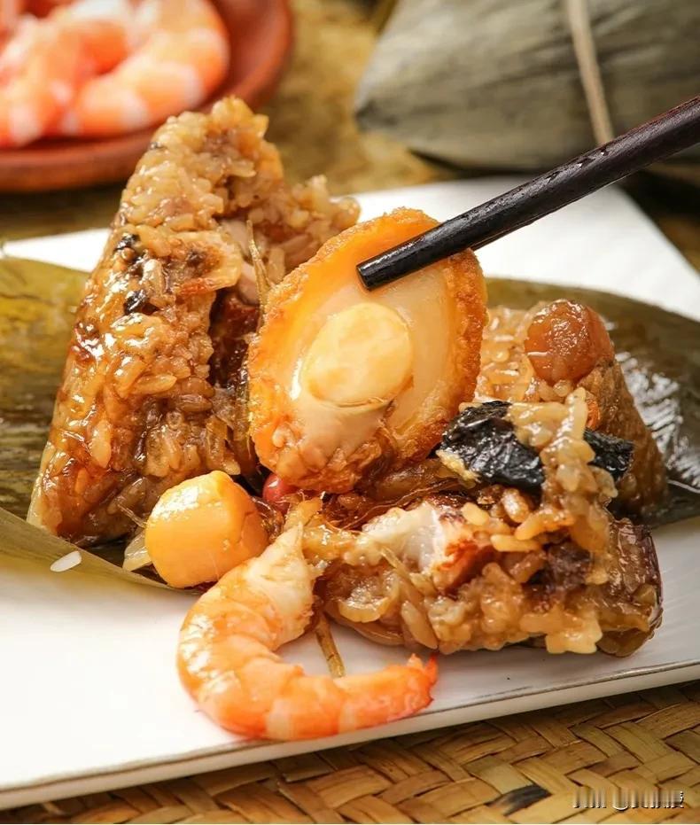 说破了大天，我也觉得咸粽子好吃😋
特别是鲍鱼粽子，我的最爱[耶]
@储殷 老储