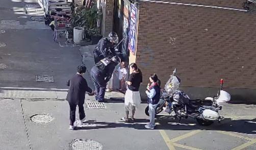 桐乡街头上演感人一幕近日的清晨6点45分，崇福镇语溪大道与育才路路口，早间车辆往