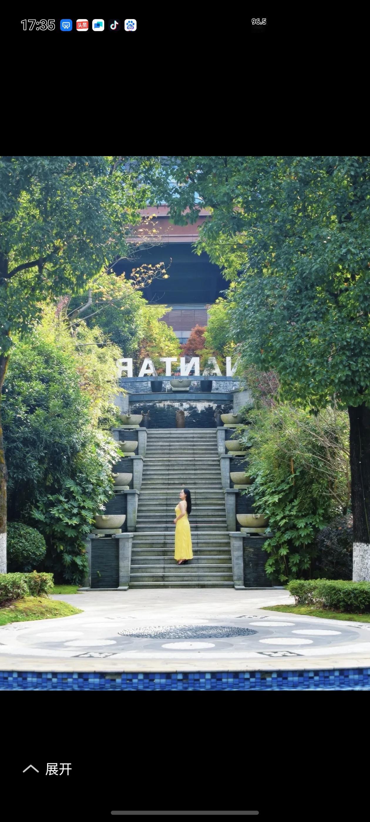 上联：翠阶雅景藏幽境
下联：绿竹风涛有千军