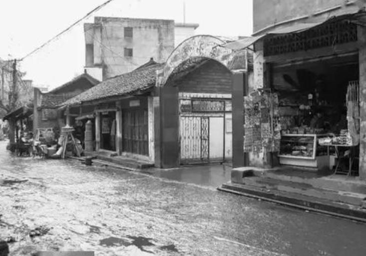1930 年，土匪头子马玉仁大肆洗劫江苏小镇，掳走几十个年轻貌美的姑娘，这些姑娘