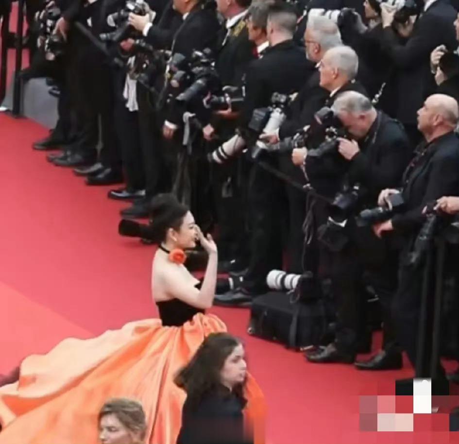 #张雨绮初中因为颜值被全校围观# 张雨绮自曝初中因为颜值被全校围观，老师也参与围