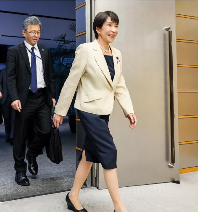 能源账单烧屁股了，日本终于坐不住向中国喊话。5月26日，高市早苗开了个记者会，话
