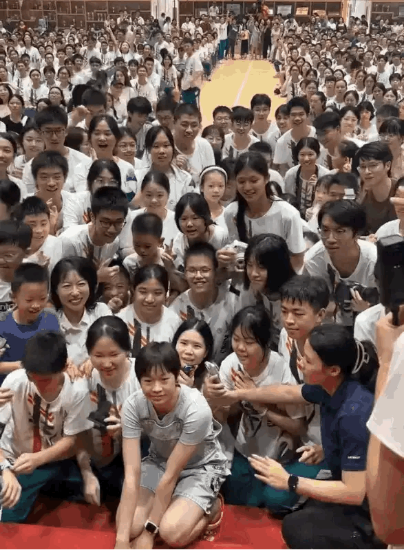 善良的婵宝，拍合照时怕挡住了后面的人，她努力改变姿态，尽量让自己“矮”下去，这样