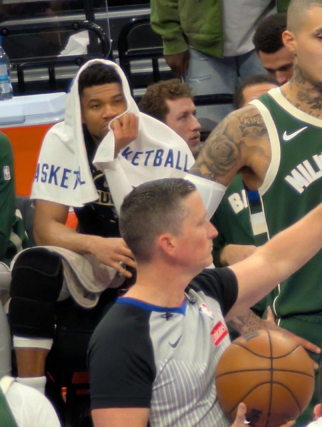 雄鹿大比分落后，字母哥的表情耐人寻味。 